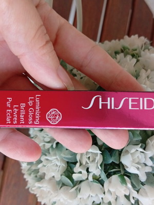 Shiseido lip gloss new, soft beige shade with gel brush