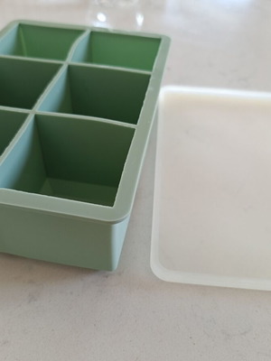 Silicone rectangular bowl with six compartments