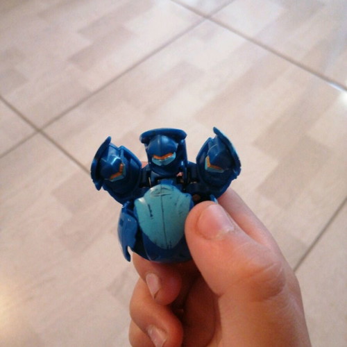 Bakugan like new, set of 5 with one broken