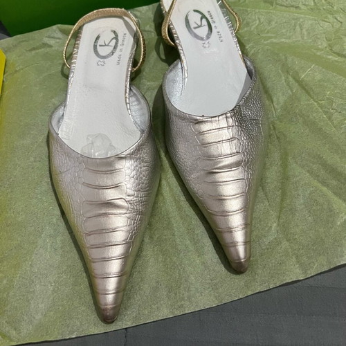 Leather shoes used size 39 silver flat