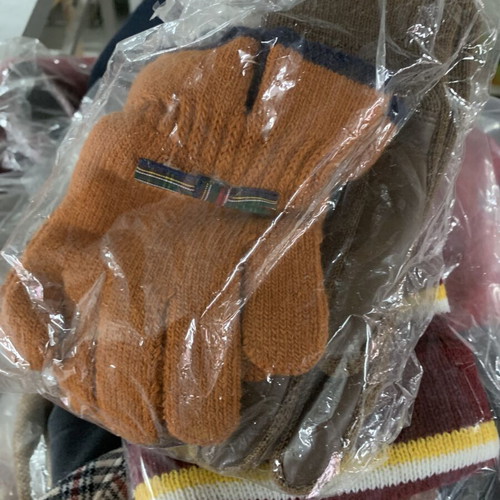 Woolen accessories new, box of about 20 pieces