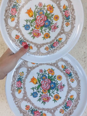 Vintage melamine plates like new, set of 2