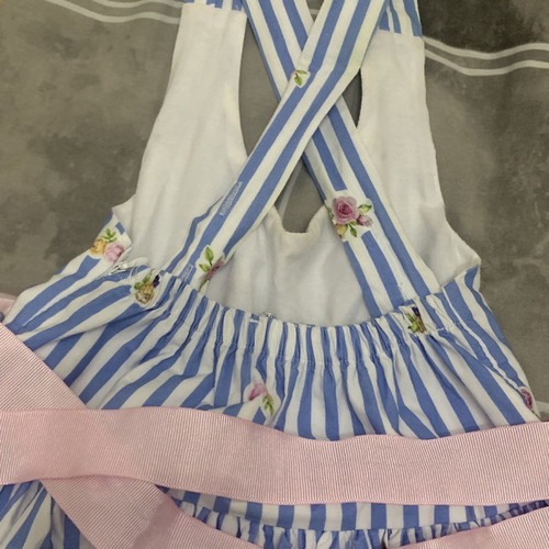 Dress for 5-year-old girl with skirt volume and adjustable straps