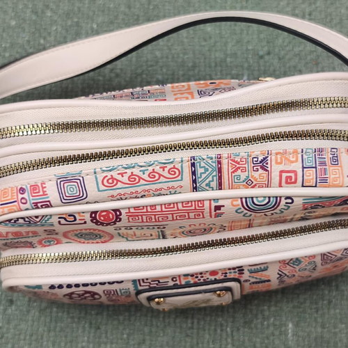 Verde shoulder bag like new, cream multicolor geometric design