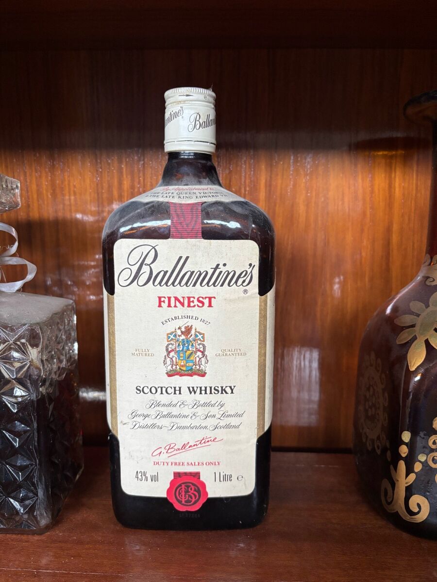 古酒　Ballantine’s ＆ Johnnie Walker Johnnie Walker collectible 2 1/4 liters… - € 290,00 - Vendora.cy