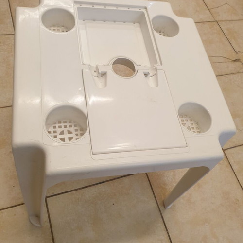 Plastic table like new with 4 cup holders and umbrella slot
