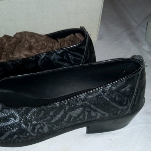 Tony Walker women's shoes new, size 37, black with embossed gray pattern