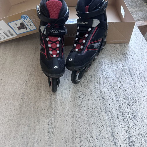 Rollerblades used, size 38.5-40.5, red with protective gear