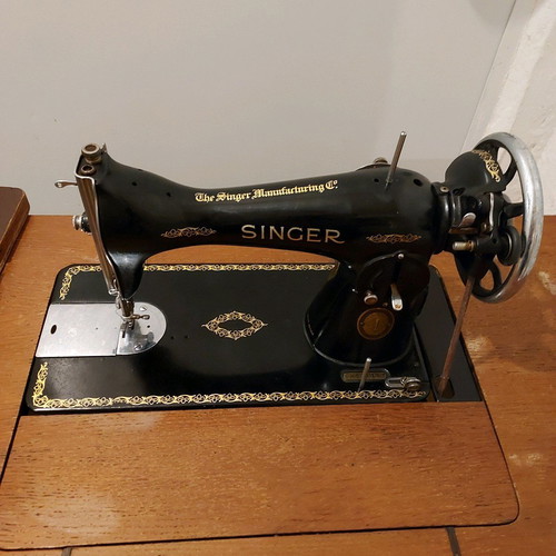 Singer sewing machine used in excellent condition