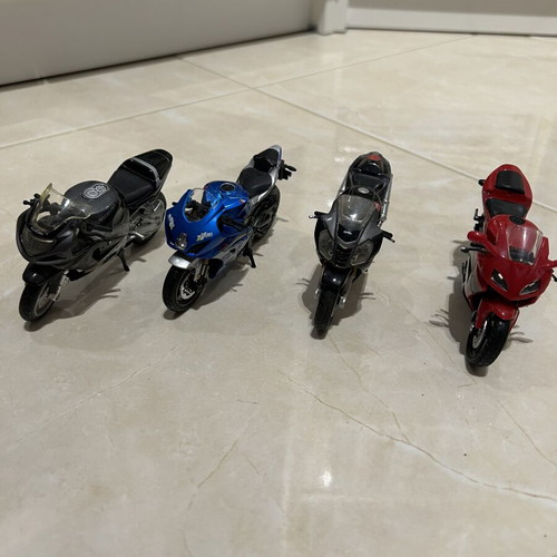 Motorcycle models 1/18 scale like new, set of 4