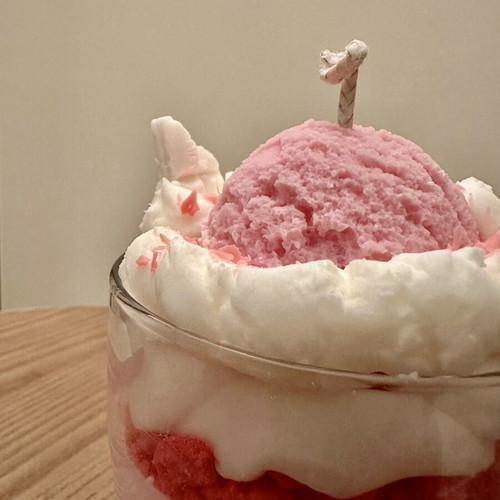 Soy scented candle with bubblegum aroma