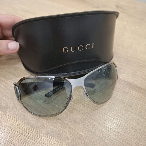 Gucci sunglasses like new, gray
