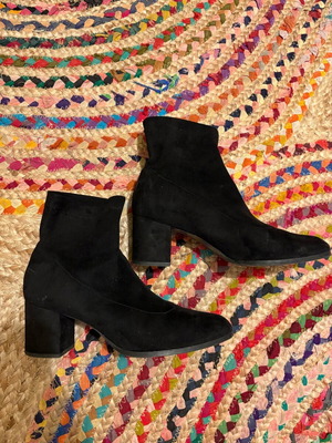Black ankle boots used, size 39, velvet-like fabric