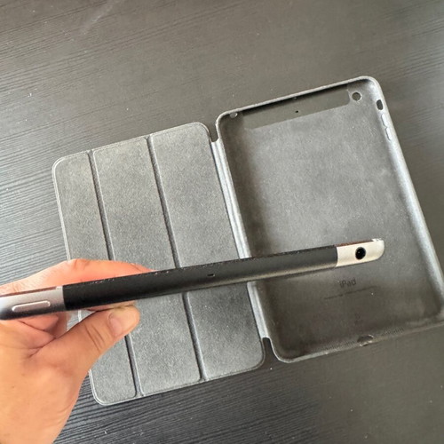 iPad Mini 2 Wi-Fi & 4G like new with charger and original leather case