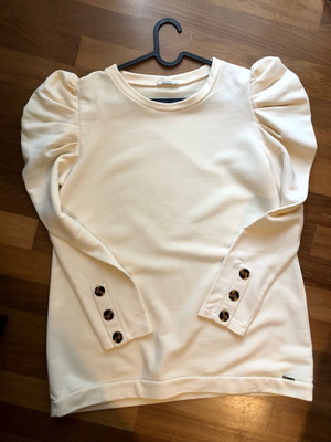 Regalinas long cream sweatshirt with puff sleeves, like new, size M/L