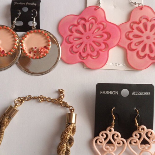 Jewelry set new with 3 pairs of pink earrings and gold bracelet