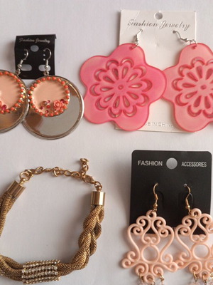Jewelry set new with 3 pairs of pink earrings and gold bracelet