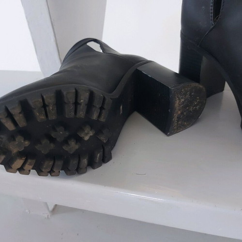 Black ankle boots with heel Pull & Bear like new condition