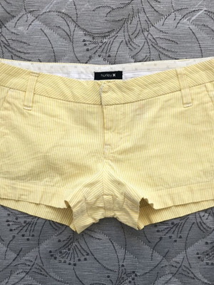 Hurley Summer Shorts women's size L yellow, like new