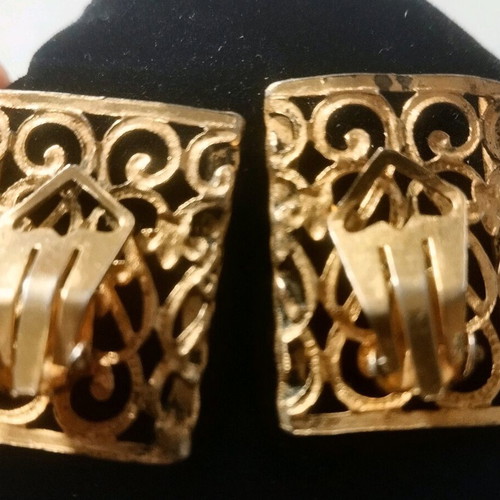 Angelique clip on earrings used, golden, vintage filigree style