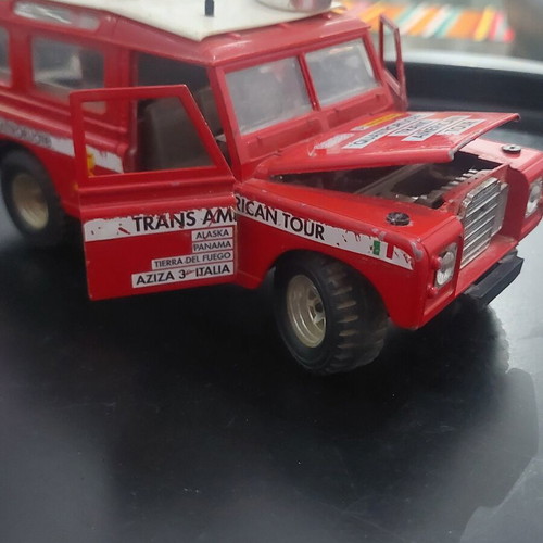 Bburago Land Rover Defender 109 diecast collectible car