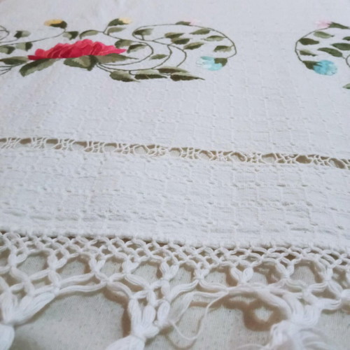 Handmade embroidered vintage table runner 1987 like new