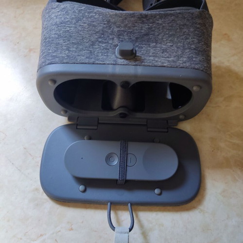 Google Daydream View VR headset with original controller