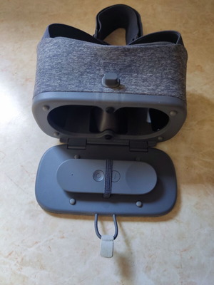 Google Daydream View VR headset with original controller