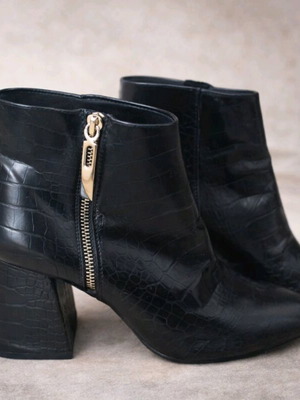 Pull & Bear black ankle boots with croco design and zipper like new