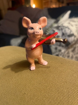 Pig playing violin figure used 1990