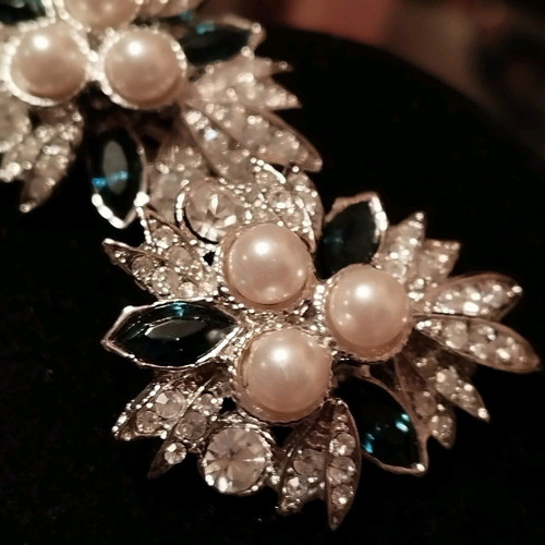 Impressive clip earrings with white pearl and blue rhinestones