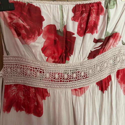 Strapless long dress used with flowers and wasp nest pattern