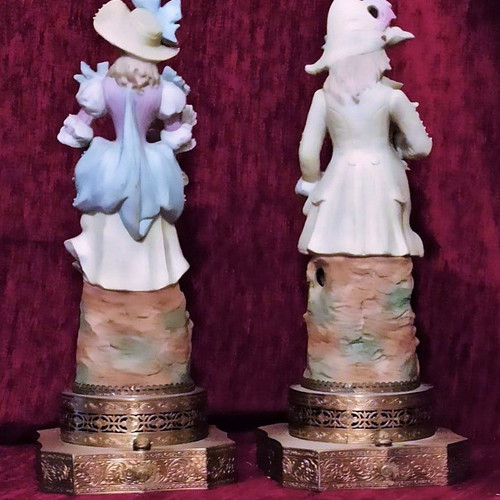 Marquis and Marquise 18th century like new, porcelain with bronze base