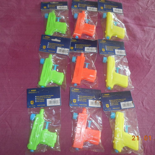 Water Gun available in 3 colors, new
