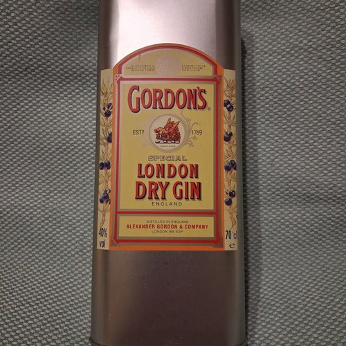 Gordon's Metal Collectible Case like new