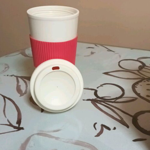 Plastic portable coffee cup large with protective grip