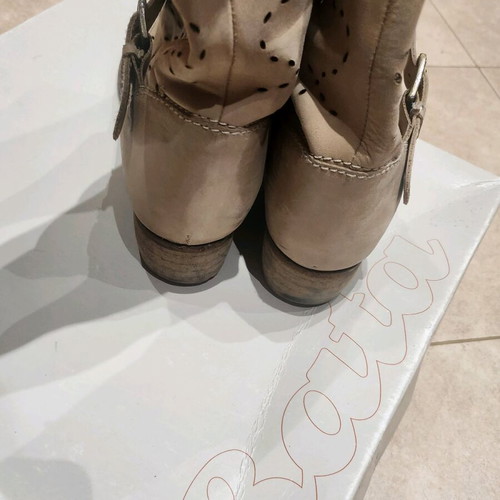 Bata boots natural leather like new, beige