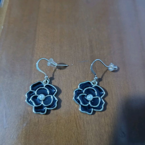 Oriflame earrings like new, black and white