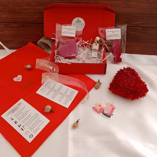Heart Scent Box set new with car diffuser, wax melt and candle