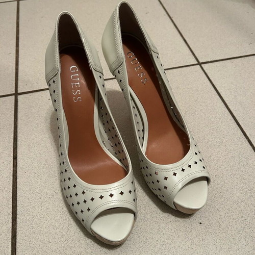 Guess dress shoes size 37 like new, beige with wooden heel
