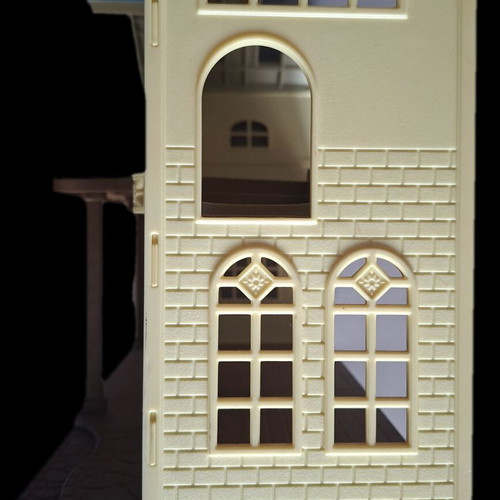 Dollhouse used, missing parts, no furniture