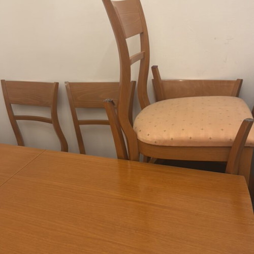Dining set with 6 chairs like new