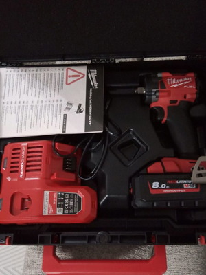 Μπουλονοκλειδο μπαταρίας Milwaukee M18 με μπαταρία 8Ah και ταχυφορτιστή σε βαλίτσα