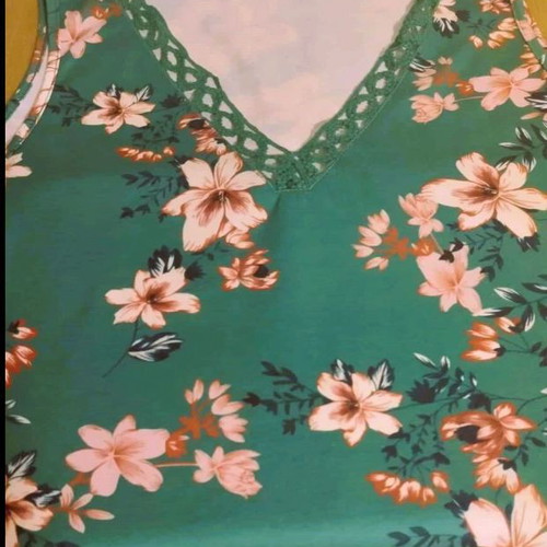 Floral sleeveless top green L-XL with lace and V neckline like new