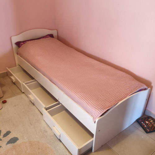 Sweet Dreams Florence convertible baby cot and children's bed like new with 2 mattresses