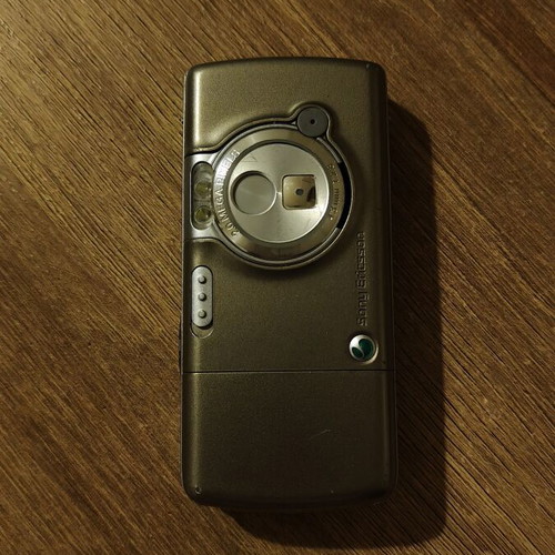 Sony Ericsson W800 Walkman phone with charger, no battery