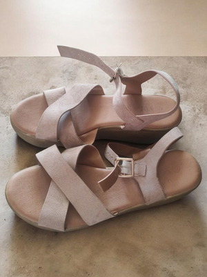 Voi Noi sandals with nude suede strap, size 38, like new