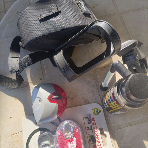 Bicycle bag new with 2 rear lights, bottle holder and tire spray