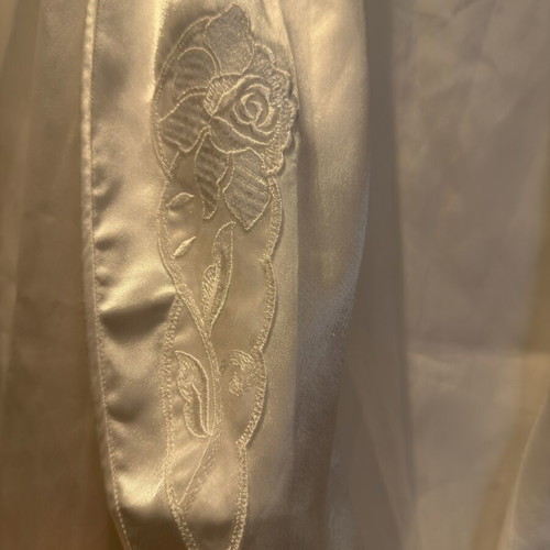 Satin home kimono white, like new, vintage with belt