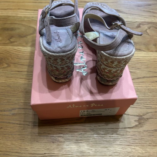 Alma en Pena Lilac Suede Platform Sandals Size 37 Like New